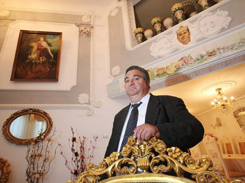 Барон цыган Румынии Флорин Чоабэ скончался в возрасте 58 лет в больнице в Турции. Фото: canal3.md