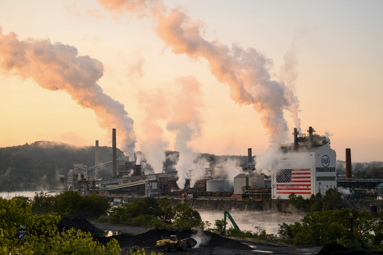 Двое рабочих погибли и 10 получили ранения от взрыва на заводе U.S. Steel в США.