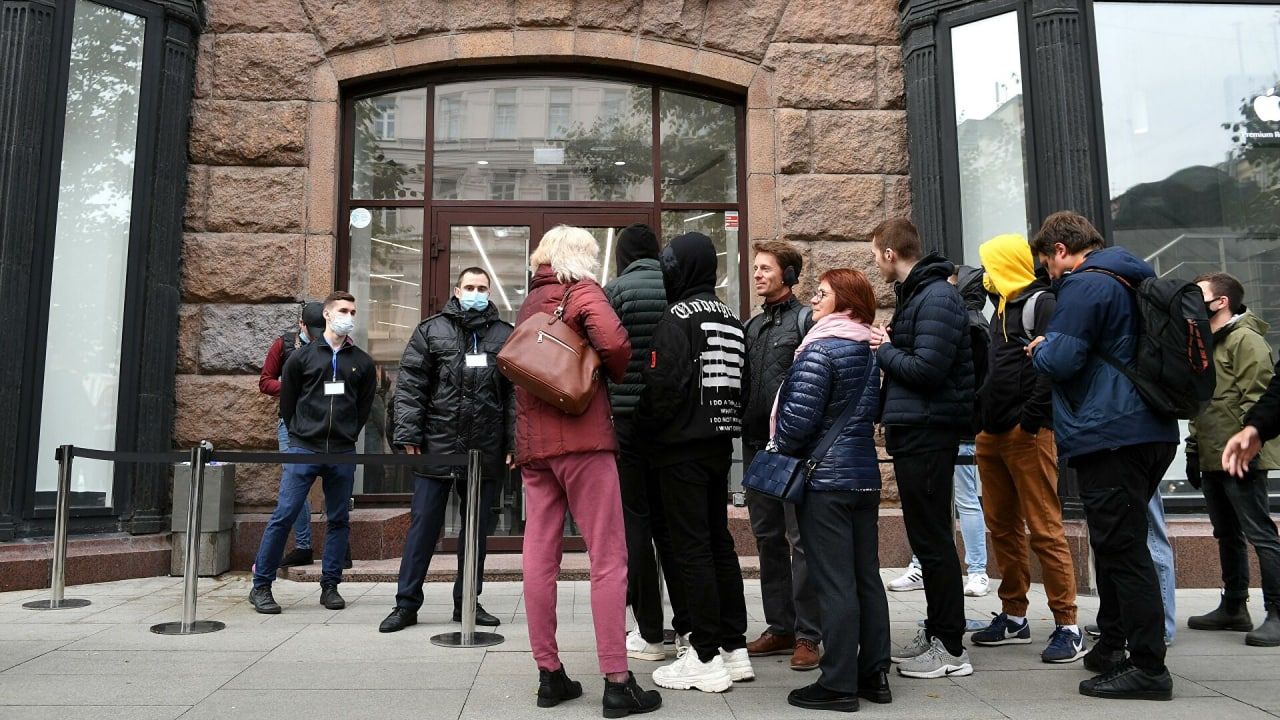В Москве открылись продажи iPhone 13, очередь занимали с часу ночи.