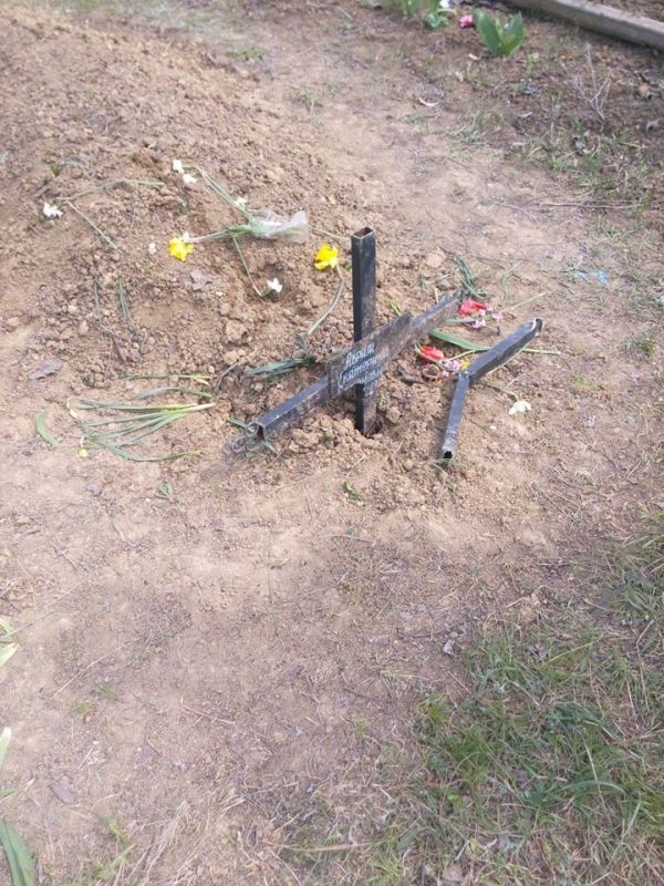 В Гагаузии мужчина устроил погром на сельском кладбище.
