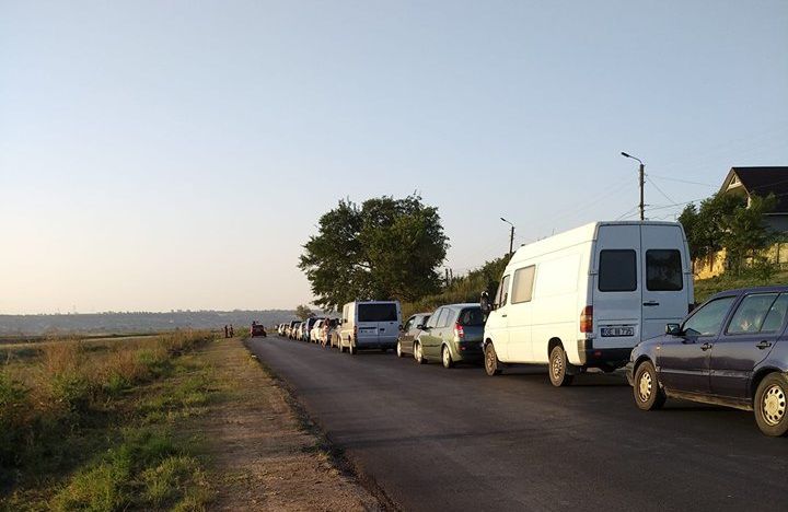 На государственной границе выстроились в огромные очереди.