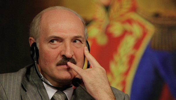 Лукашенко считает, что, после того как протестующие с майдана Независимости свергли правительство, в стране "ничего не изменилось".