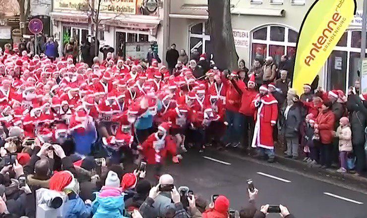 По словам организаторов, такое количество Сант в других европейских городах еще не принимало участие в забегах.