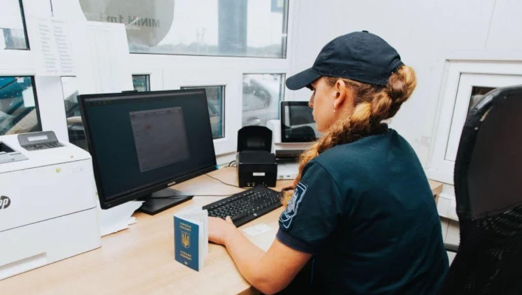 На границе у двоих иностранцев обнаружили поддельные документы.