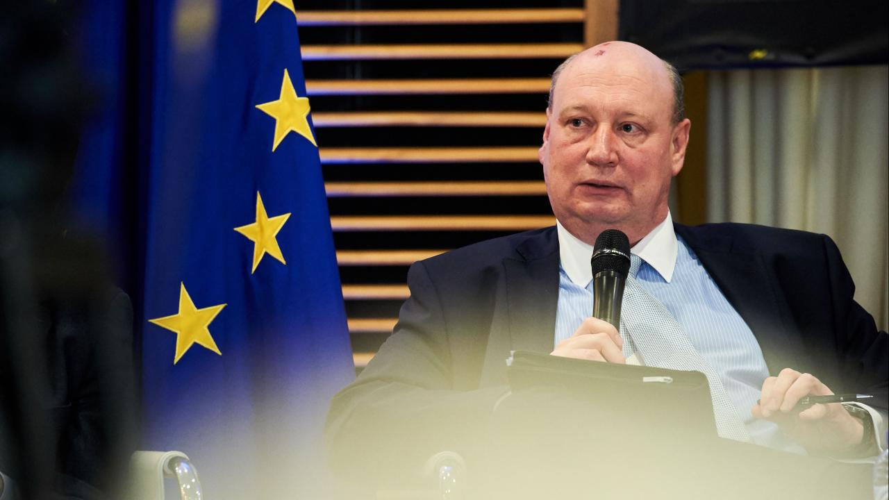 Un oficial al Comisiei Europene, anchetat pentru luare de mită din partea Qatarului.