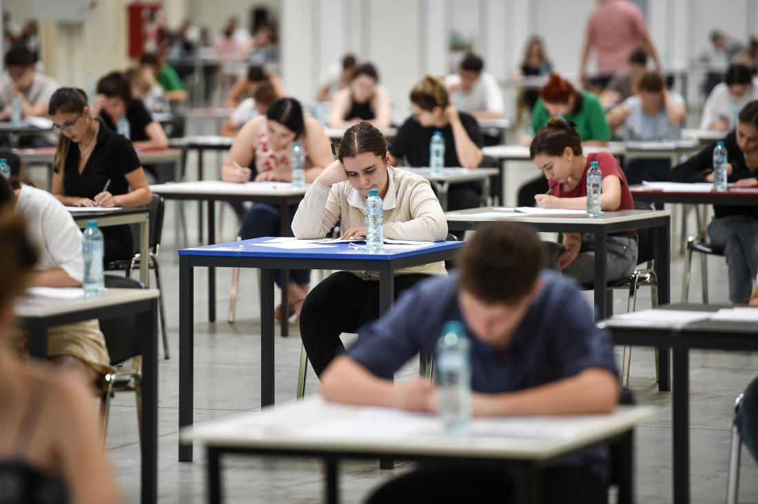 Circa 28.000 de studenți din Moldova au absolvit universitățile din România în cinci ani.