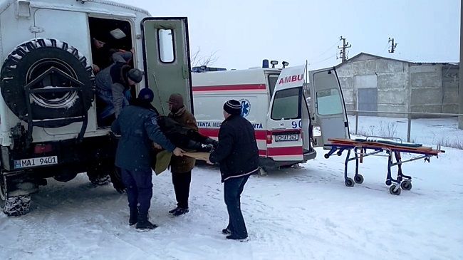 Спасатели помогли женщине, получившей травму ноги.