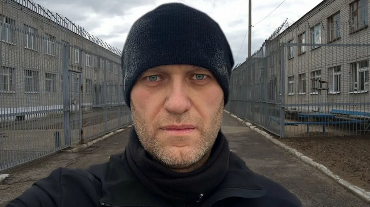 Соратники Навального бьют тревогу: он убыл из колонии Владимирской области.