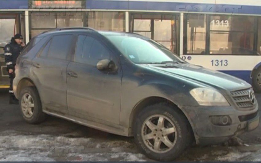 В центре Кишинева столкнулись троллейбус и легковой автомобиль.