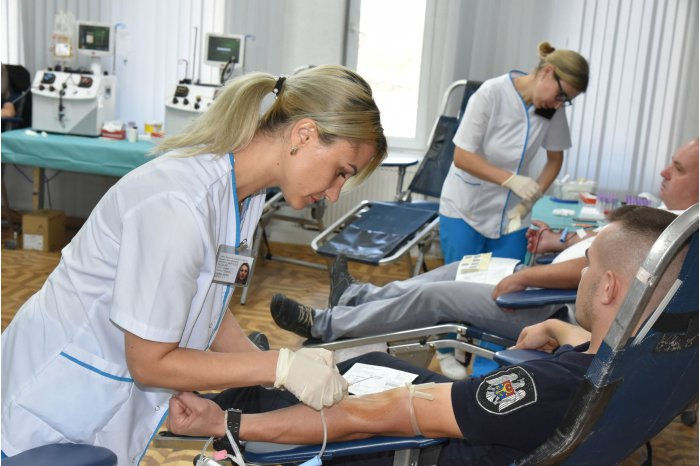 Полицейские Молдовы проводят акцию по сдаче крови.