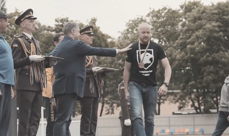 Боец батальона "Азов" отказался пожать руку Порошенко.