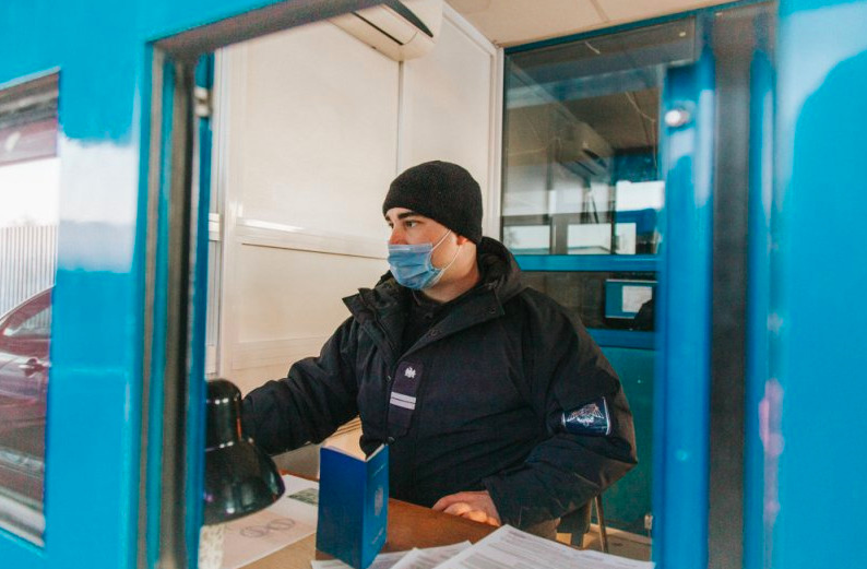 На границе нашли и изъяли поддельные документы у двух водителей.