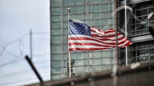 Администрация уходящего президента США Барака Обамы объявила персонами нон грата 35 российских дипломатов. 