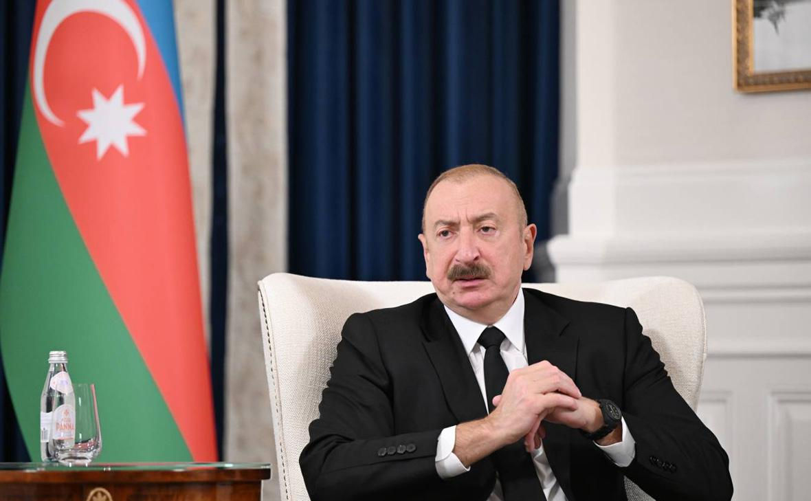Aliyev acuză Rusia de lovituri aeriene deliberate asupra obiectivelor azere din Ucraina.