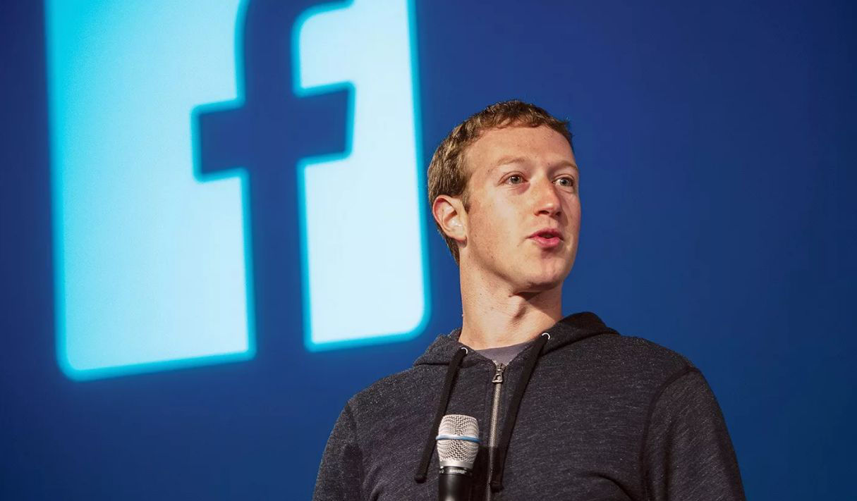 Facebook обвинили в слежке за пользователями iPhone.