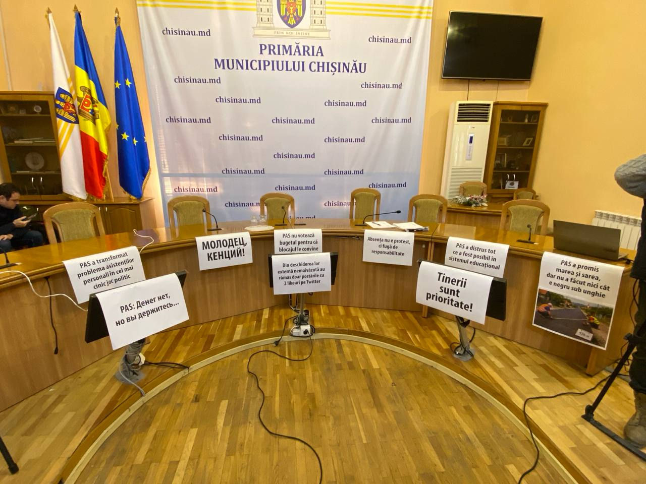 Consilierii MAN au făcut apel la maturitate politică către colegii din PAS prin mesaje scrise pe pancarte.