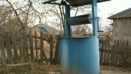 Cadavrul unui bărbat de 32 de ani, cu gâtul tăiat, a fost descoperit într-o fântână din localitate.