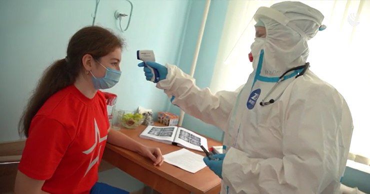 Участники испытаний вакцины от COVID-19 в России рассказали о своем самочувствии.