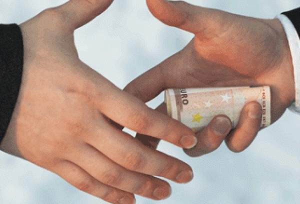 Un barbat din Chisinau este anchetat penal dupa ce a incercat sa ofere 200 de euro unui angajat al Biroului vamal Leuseni pentru a scapa de controlul vamal, transmite IPN.