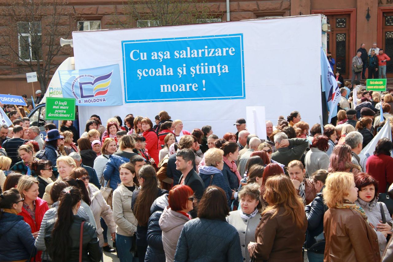 Pedagogii au blocat circulația transportului pe una din benzile bulevardului Stefan cel Mare. Foto: facebook.com/sindicate.md