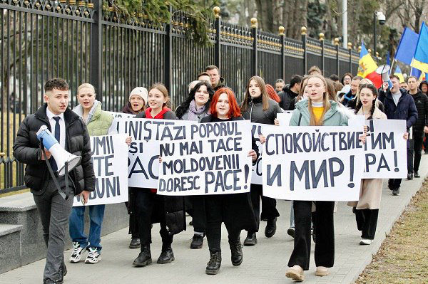 ПСРМ организовала флешмоб “За мир” у здания президентуры.