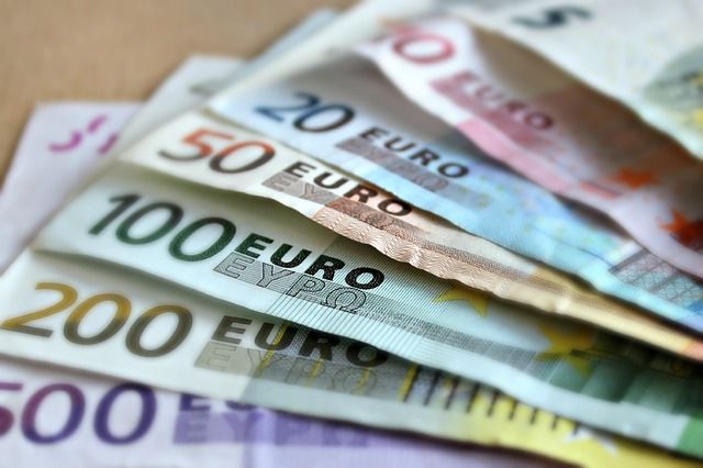 Banca Naţională a stabilit pentru astăzi un curs oficial de 20 de lei şi 49 de bani, cu un ban mai mult decât ieri.