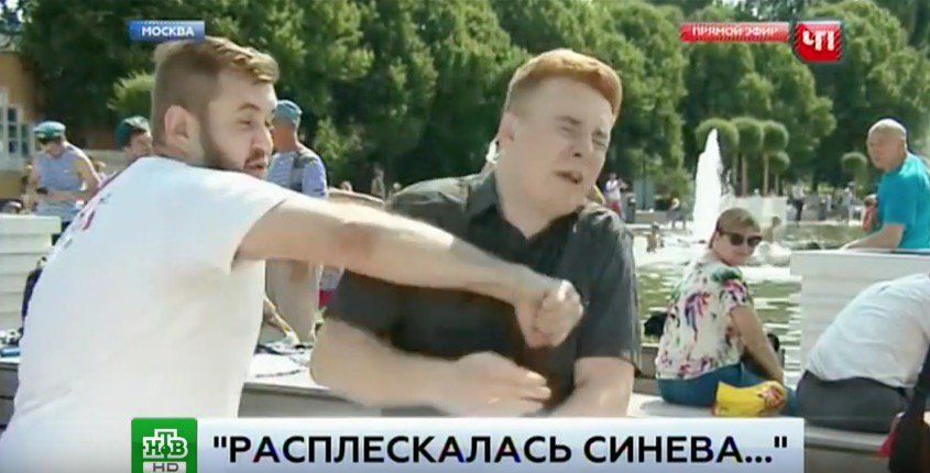 Напавший на журналиста мужчина был одет в футболку с логотипом украинской организации «Оплот». 