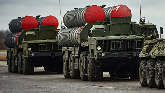 Минобороны России обнародовало кадры о выгрузки в Сирии зенитно-ракетных комплексов (ЗРК) С-300.