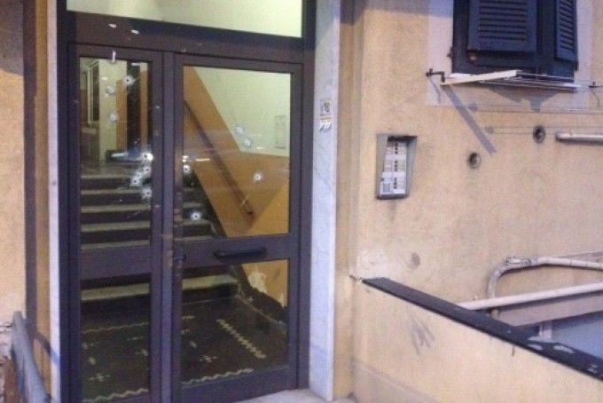 Zece români, dintre care patru copii, ținta unui atac armat în Genova.