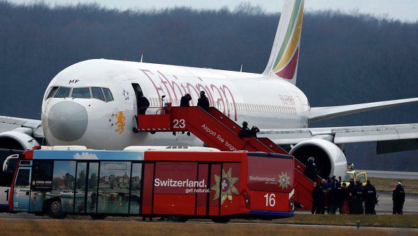 Угонщиком самолета Ethiopian Airlines, который совершал рейс Аддис-Абеба — Рим, оказался второй пилот.