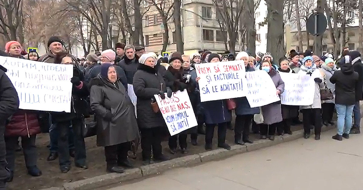 Протест у парламента: Граждане зовут Гросу на разговор.
