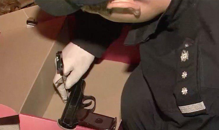 В то время как сотрудники частной охраны пытались их успокоить, из кармана одного из драчунов выпал пистолет.