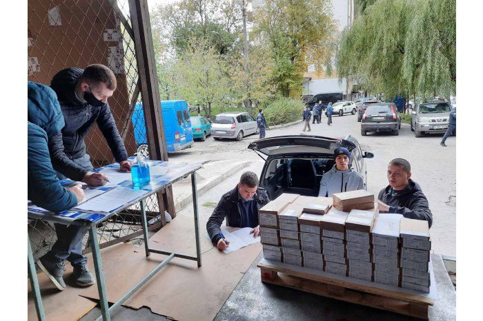 ЦИК приступила к распространению бюллетеней по избирательным участкам.