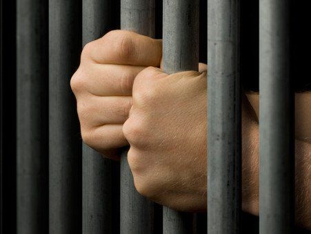 Два жителя Бричан осуждены на 15 лет за изнасилование несовершеннолетних соседок.