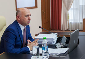 Prim-ministrul Pavel Filip a ținut să le spună miniștrilor să nu se implice în campania electorală din pragul prezidențialelor.