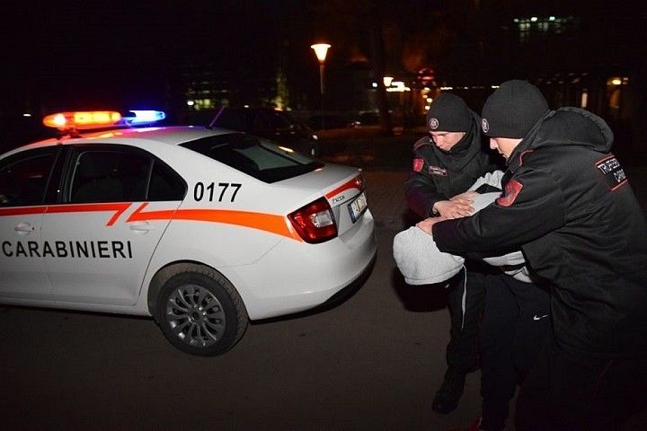 Жительница Кишинева пикетировала Высшую судебную палату.