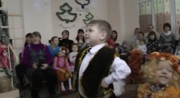 Moș Crăciun a fost deconspirat de către un copil.