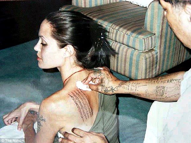 Angelina Jolie îşi scoate toate tatuajele dedicate lui Brad Pitt. Foto: Daily Mail