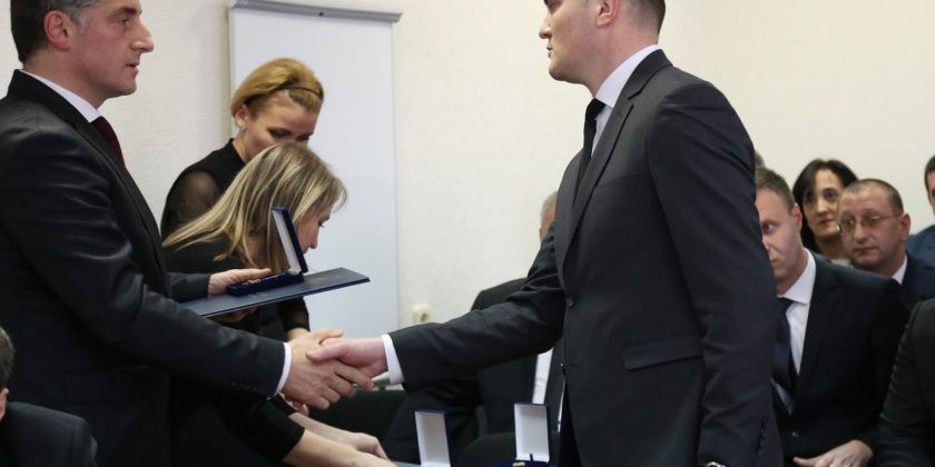 Procurorul care se judecă cu un pensionar, decorat cu medalie