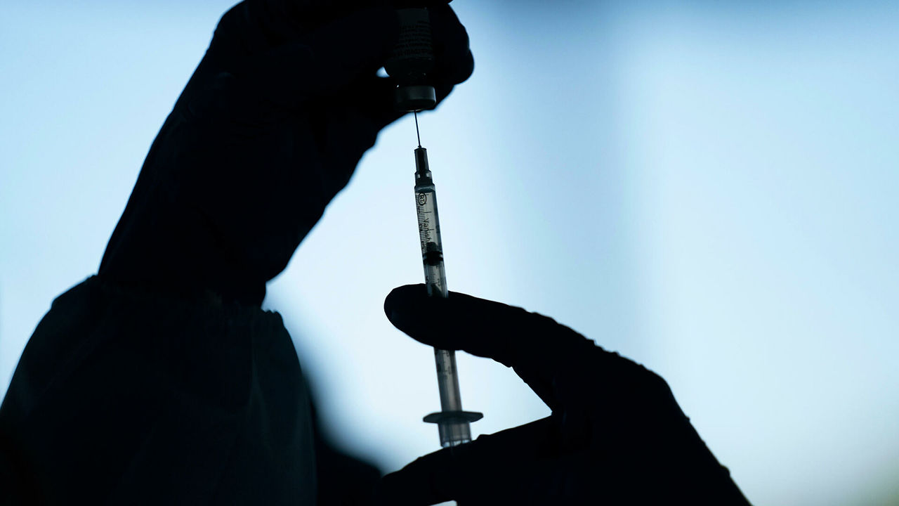 В Швеции более сотни человек привили просроченной вакциной Pfizer.