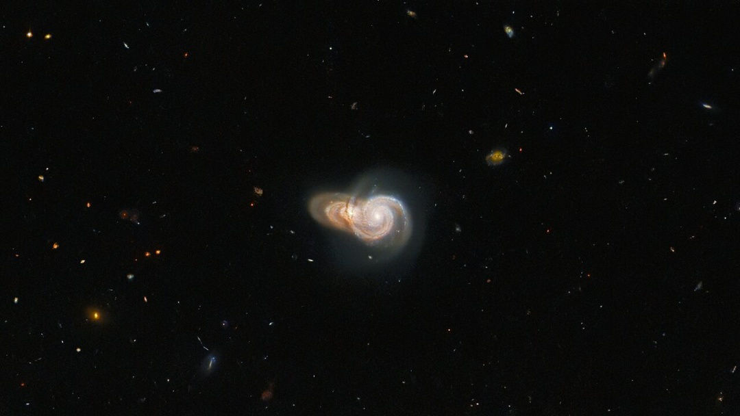 Hubble сфотографировал две галактики, которые расположены в миллиарде световых лет от Земли.