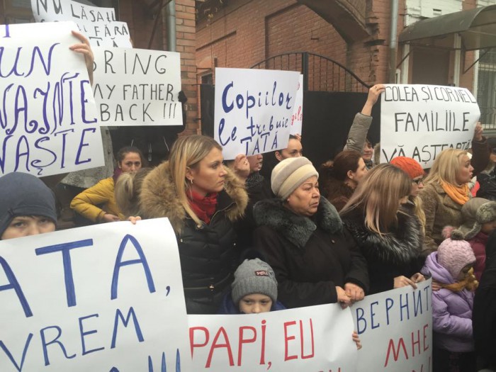 Reprezentanții Partidului „Patria” şi membrii familiilor activiştilor arestaţi, Nicolai Ţipovici şi Cornel Moraru, au pichetat ieri, 16 decembrie, sediul Delegaţiei Uniunii Europene la Chișinău.