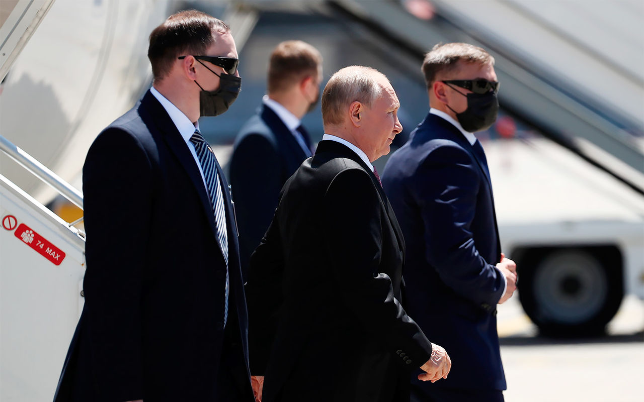 Путин прибыл на встречу с Байденом на лимузине Aurus.