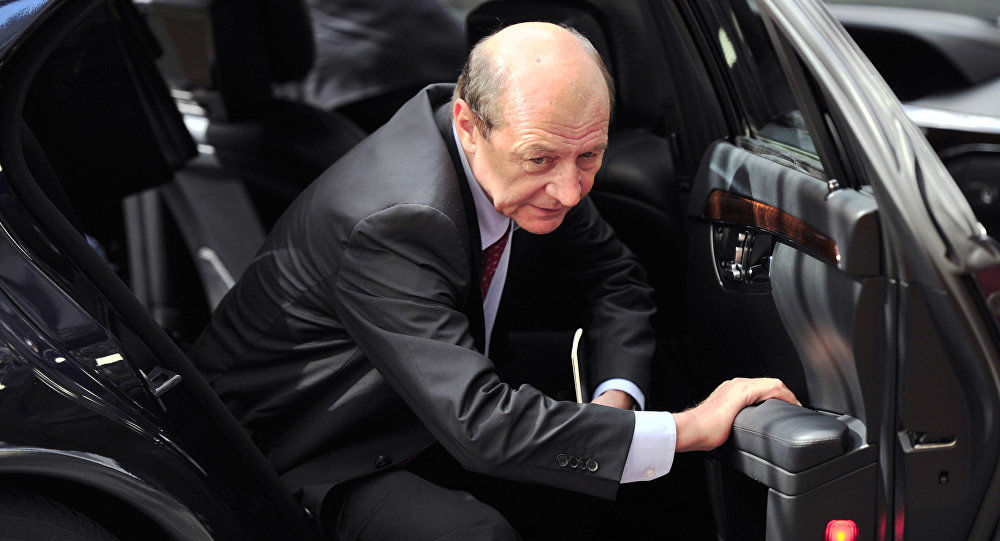 Săptămâna trecută ex-președintele României Traian Băsescu și soția sa Maria au obținut cetățenia Republicii Moldova. Foto: AFP 2015/ GEORGES GOBET