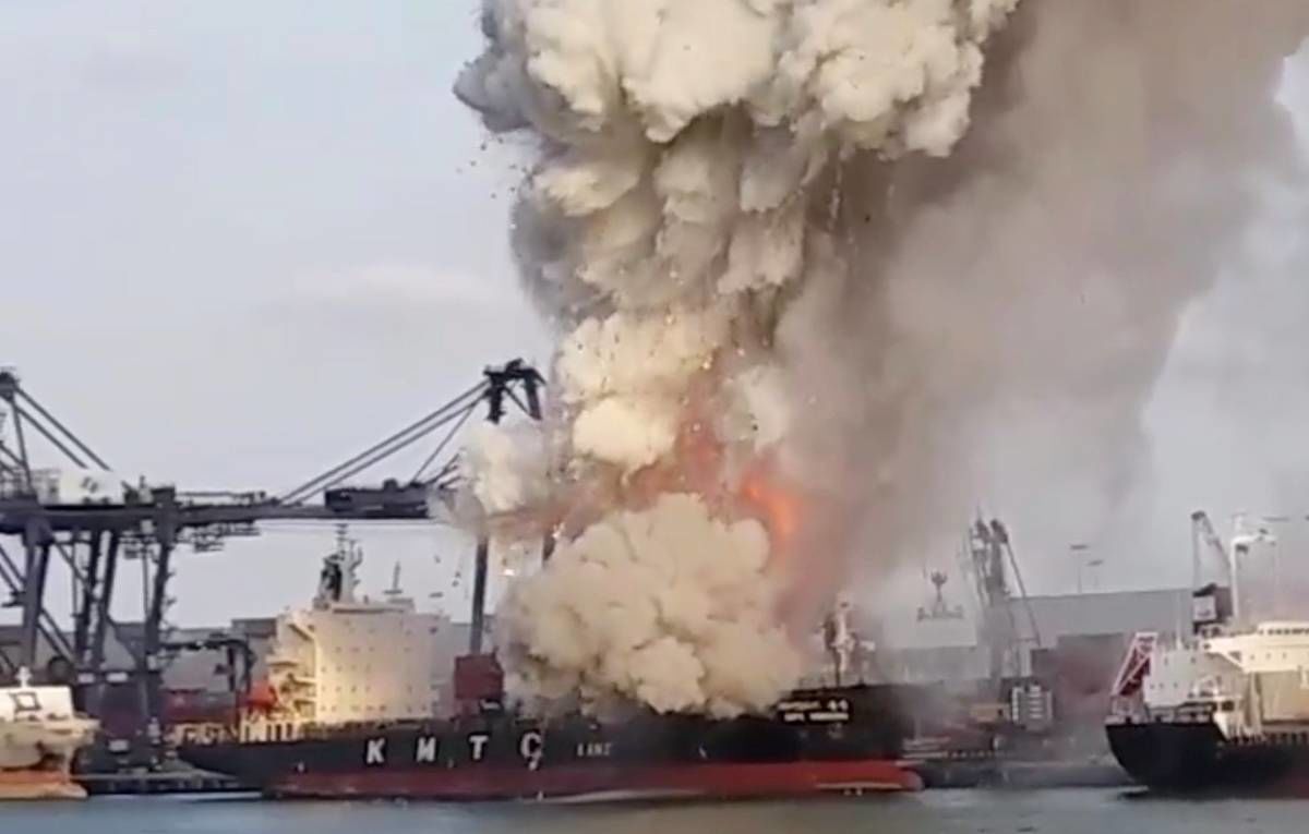 Момент взрыва попал на камеру видеонаблюдения, установленную поблизости.