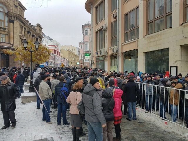 Нескончаемые очереди образовались в эти минуты на избирательных участках в Москве.