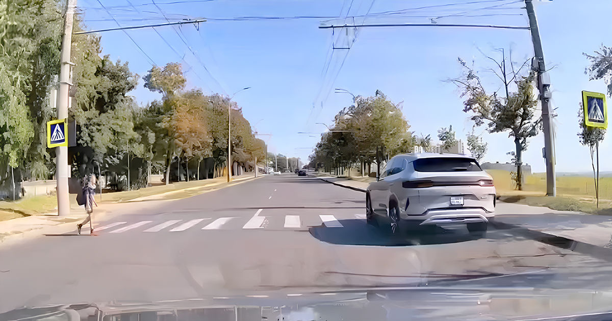 В Кишиневе наказали водителя BYD, который не пропустил пешехода.
