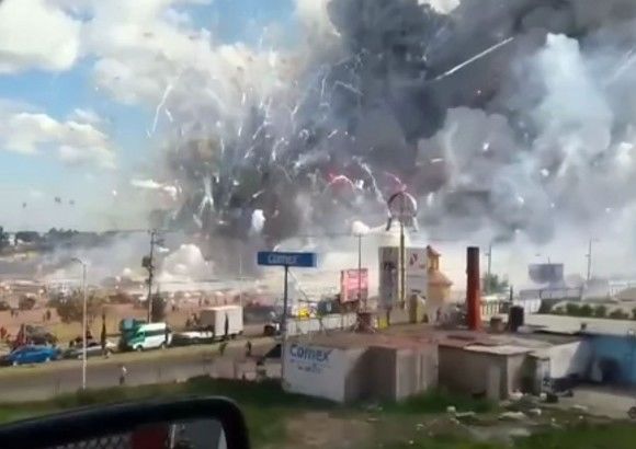 O serie de explozii a avut loc in Mexic intr-o piata unde se vindeau focuri de artificii.