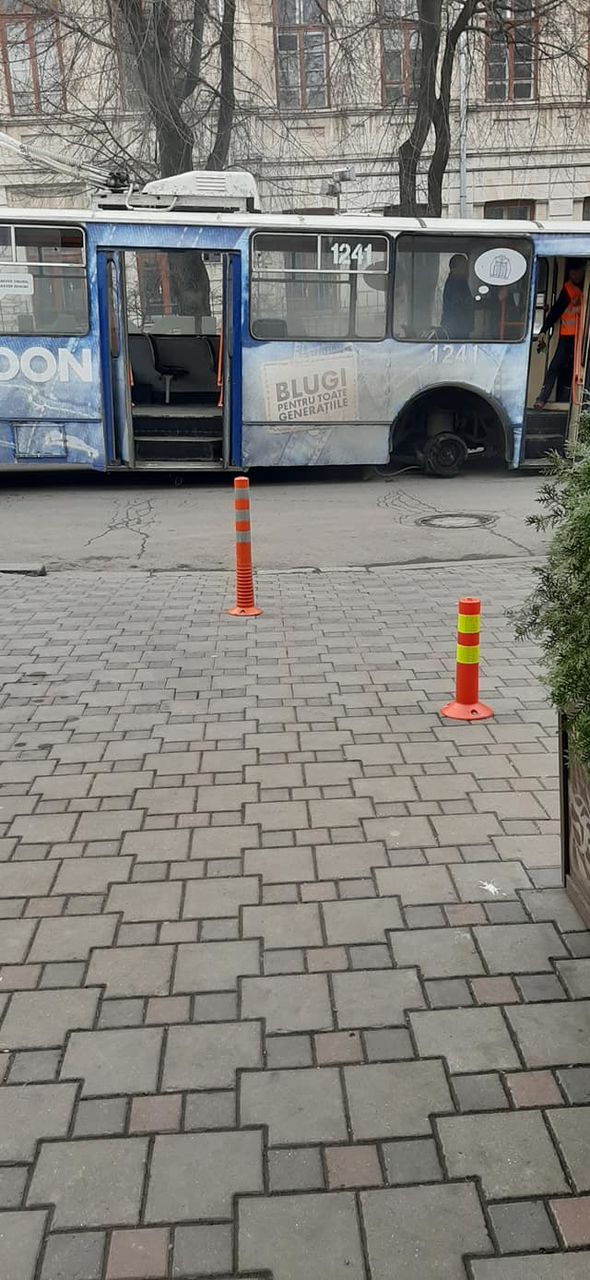 В центре Кишинева троллейбус лишился колеса.