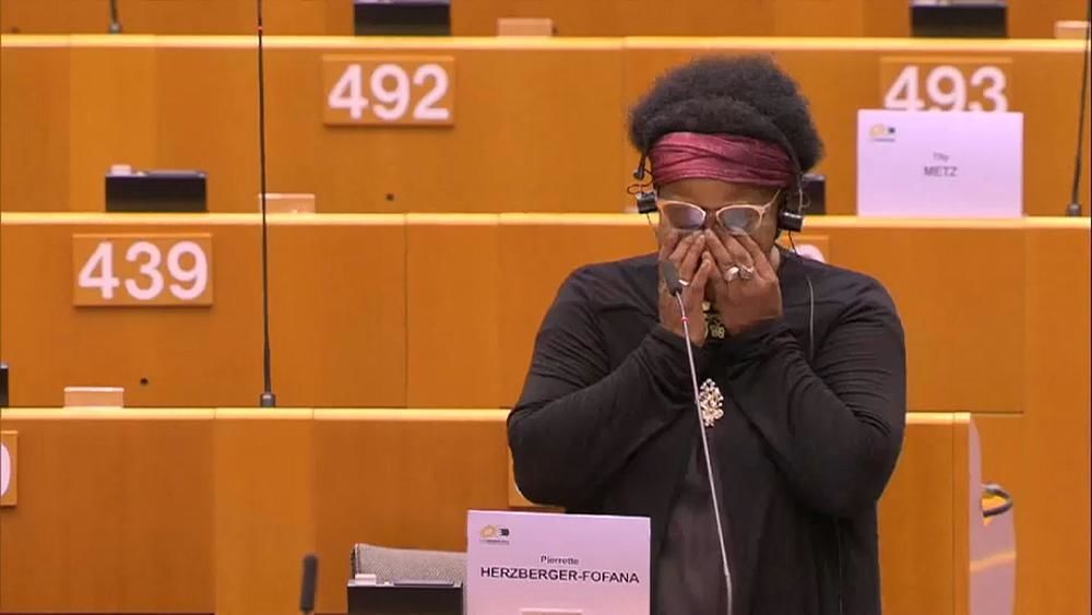 Европарламент требует от брюссельской полиции расследовать нападение на депутата.